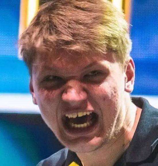 LPL解说瞳夕晒照：走路小心点，别再撞我心上了